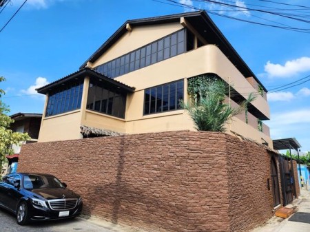 ขาย บ้าน พูลวิลล่าสไตล์รีสอร์ทใกล้อ่อนนุช ใกล้รถไฟฟ้าสายสีเหลือง บ้านพูลวิลล่าศรีนครินทร์ พูลวิลล่าสุดหรู3ชั้น พร้อมบาร์วิวเมือง180องศา